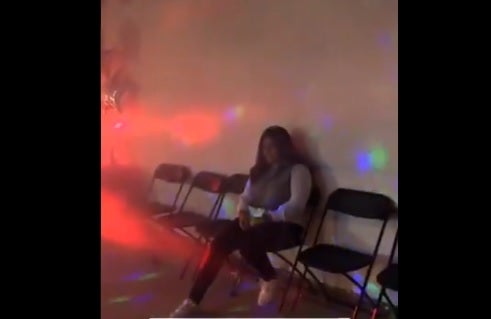 Joven sola en su fiesta