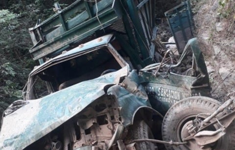 Hallan diez cuerpos calcinados dentro de un carro en México