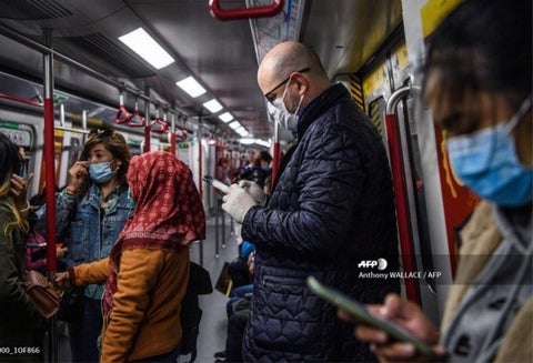 Pasajeros en Hong Kong se protegen del coronavirus