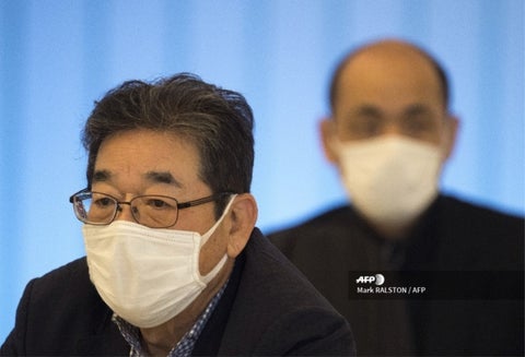 Pasajeros llegan al aeropuerto de Los Ángeles con tapabocas, por el coronavirus