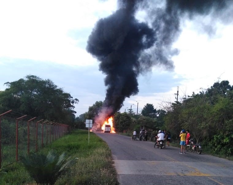 Vehículos incinerados en Arauca.