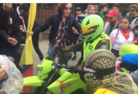 Policía así fue atacado por manifestantes