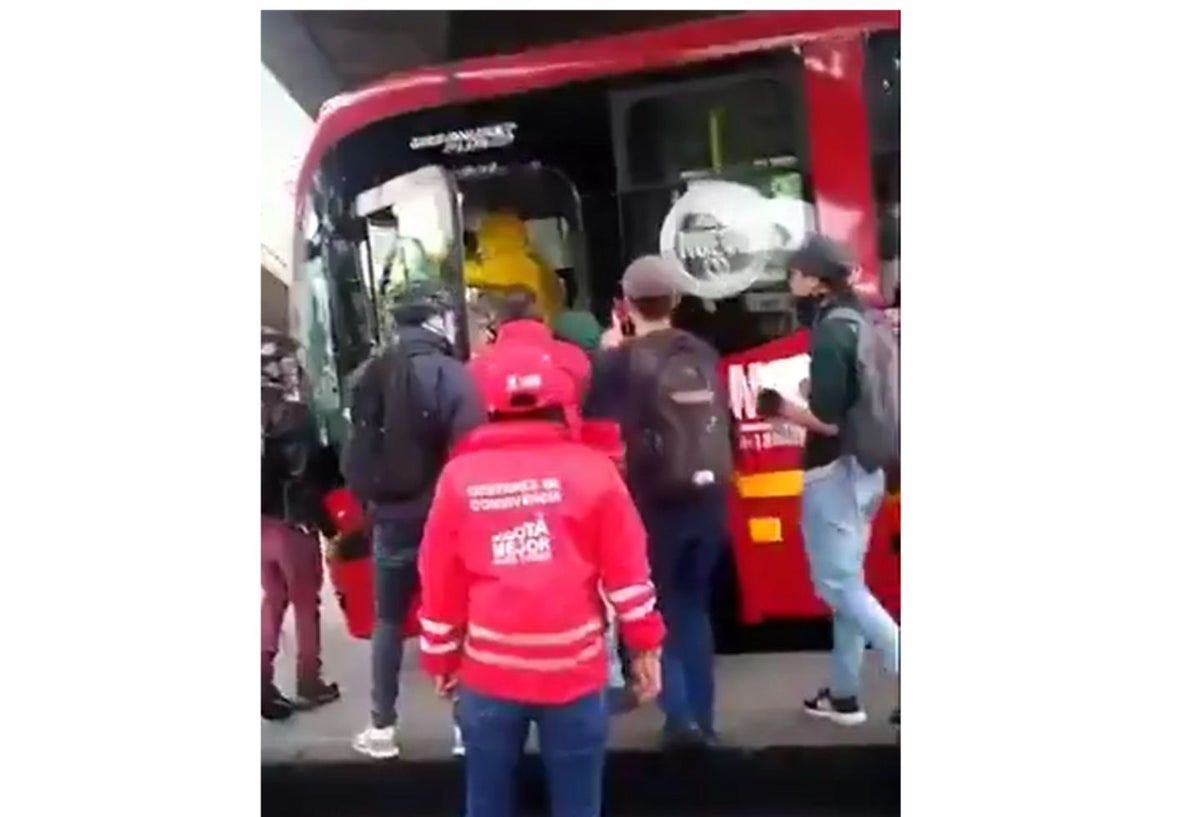 El robo de bus de Transmilenio por parte de encapuchados