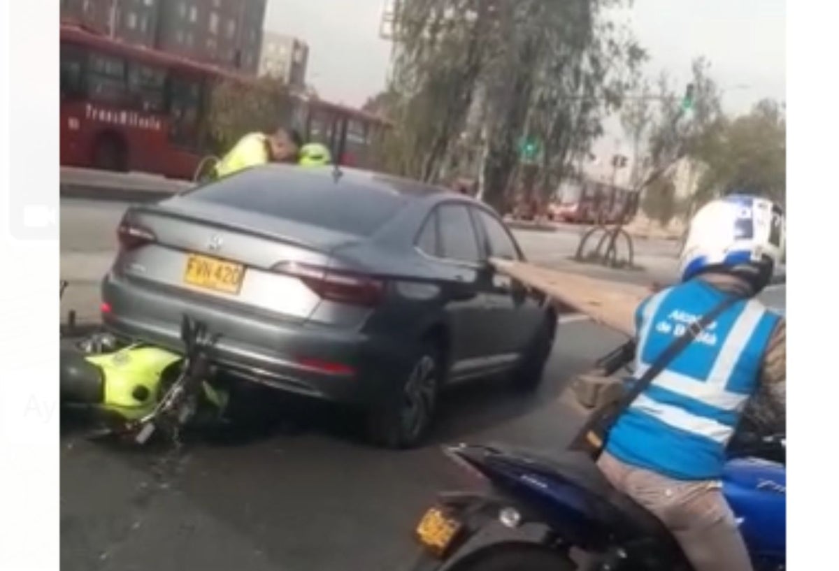 Conductor así se llevó motos de la policía