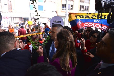 Vicepresidenta y manifestantes contra el fracking