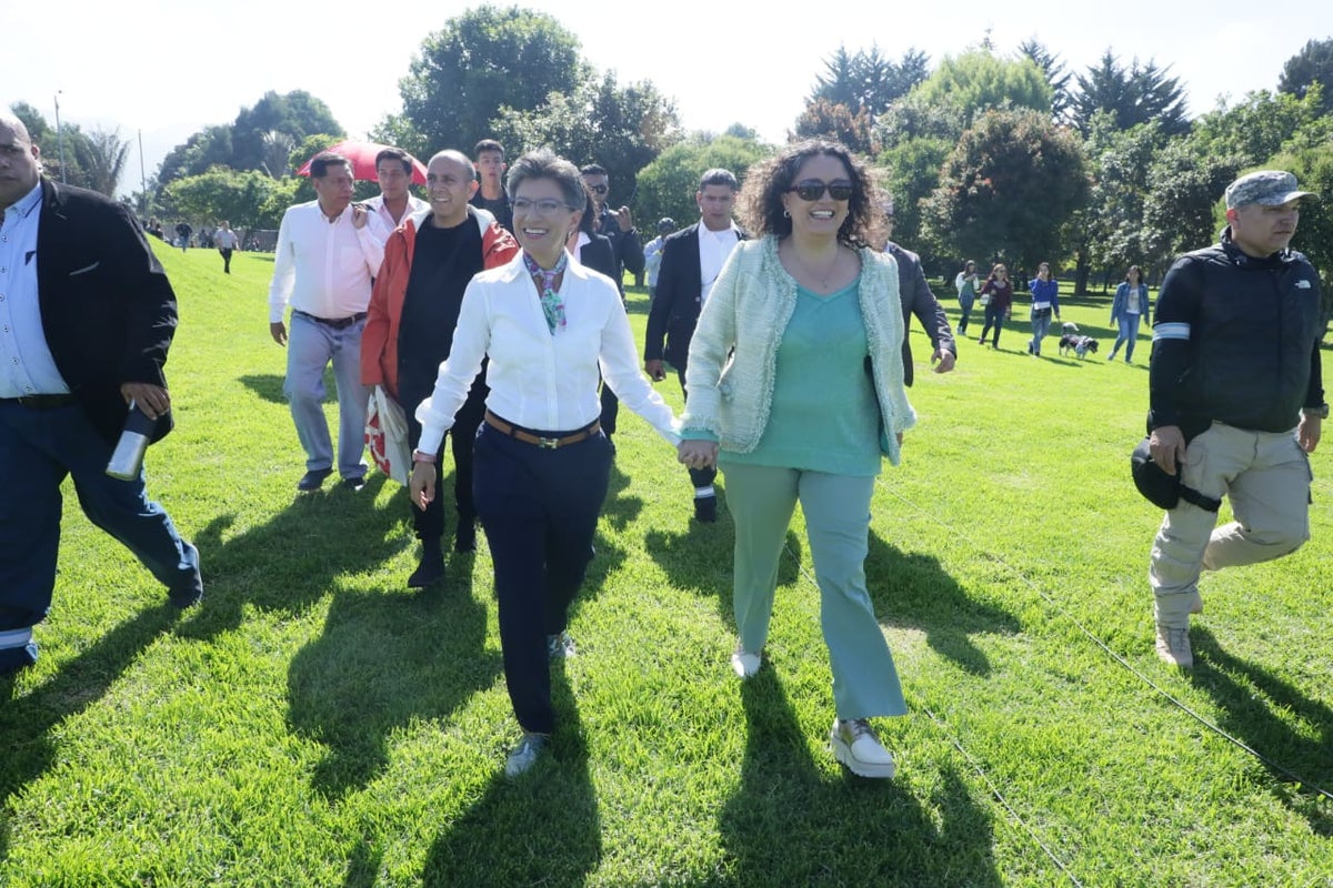 Claudia López junto a Angélica Lozano en el parque Simón Bolívar