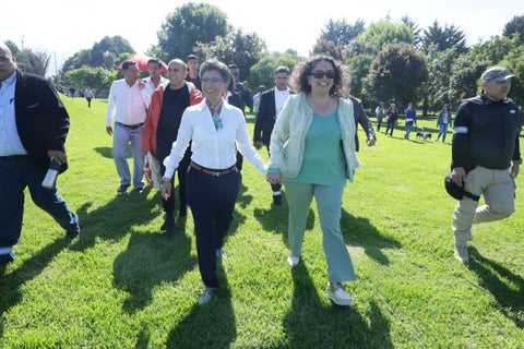 Claudia López junto a Angélica Lozano en el parque Simón Bolívar