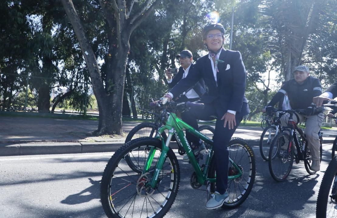 Claudia López realiza un recorrido en bicicleta previo a su posesión como alcaldesa