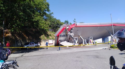 Así quedó la estación de servicio afectada por la caída del cable.
