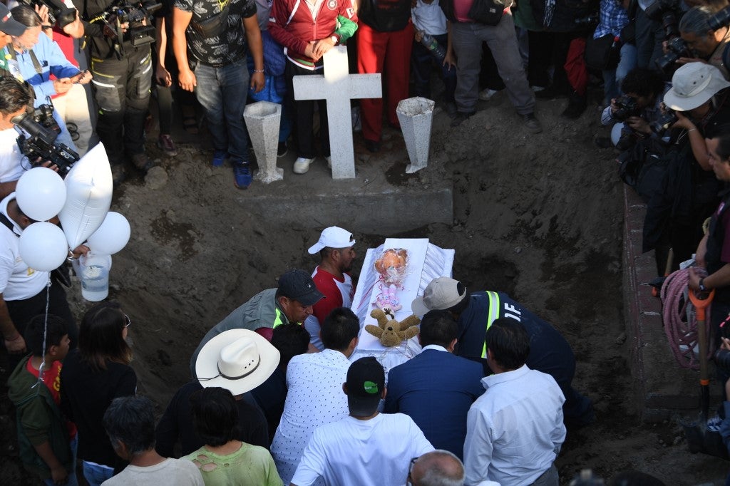 Entierro de niña asesinada en México