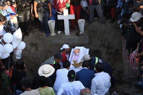 Entierro de niña asesinada en México