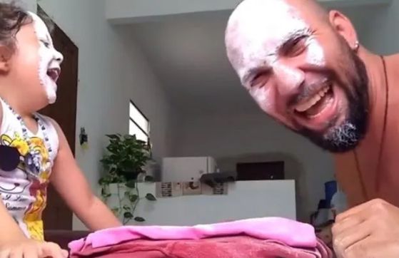Padre e hija juegan "piedra, papel o tijera"