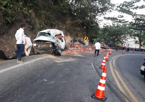 Una posible invasión de carril habría originado el accidente.