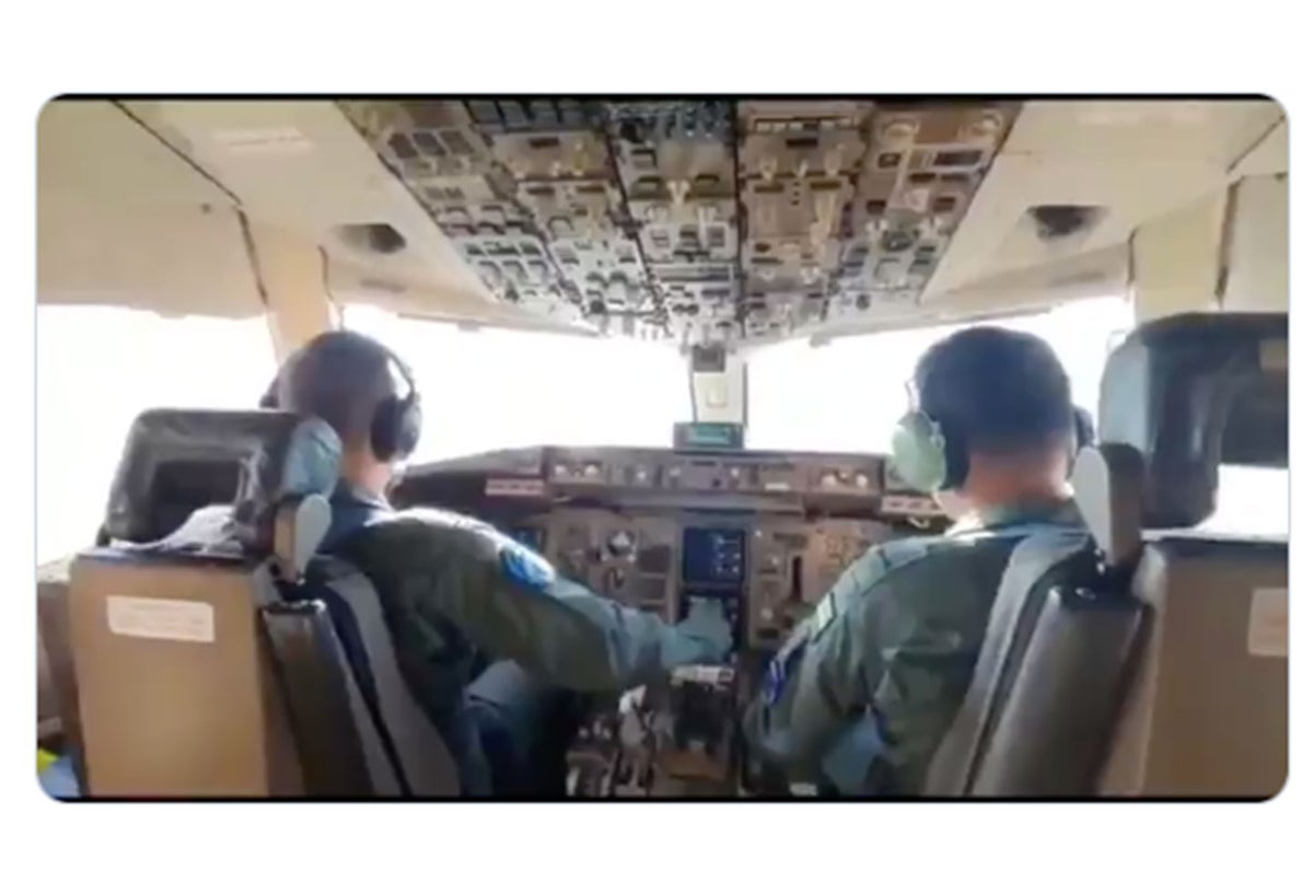 El avión a Wuhan cumplió con la primera escala.