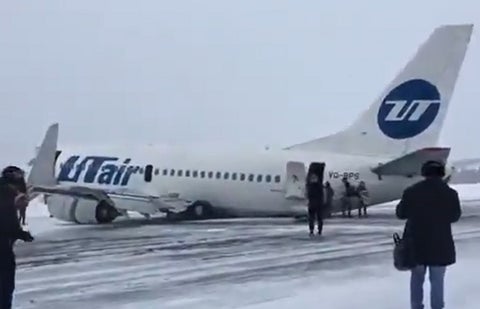 Avión aterriza en Rusia con tren de aterrizaje roto