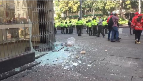 Vándalos destruyen banco