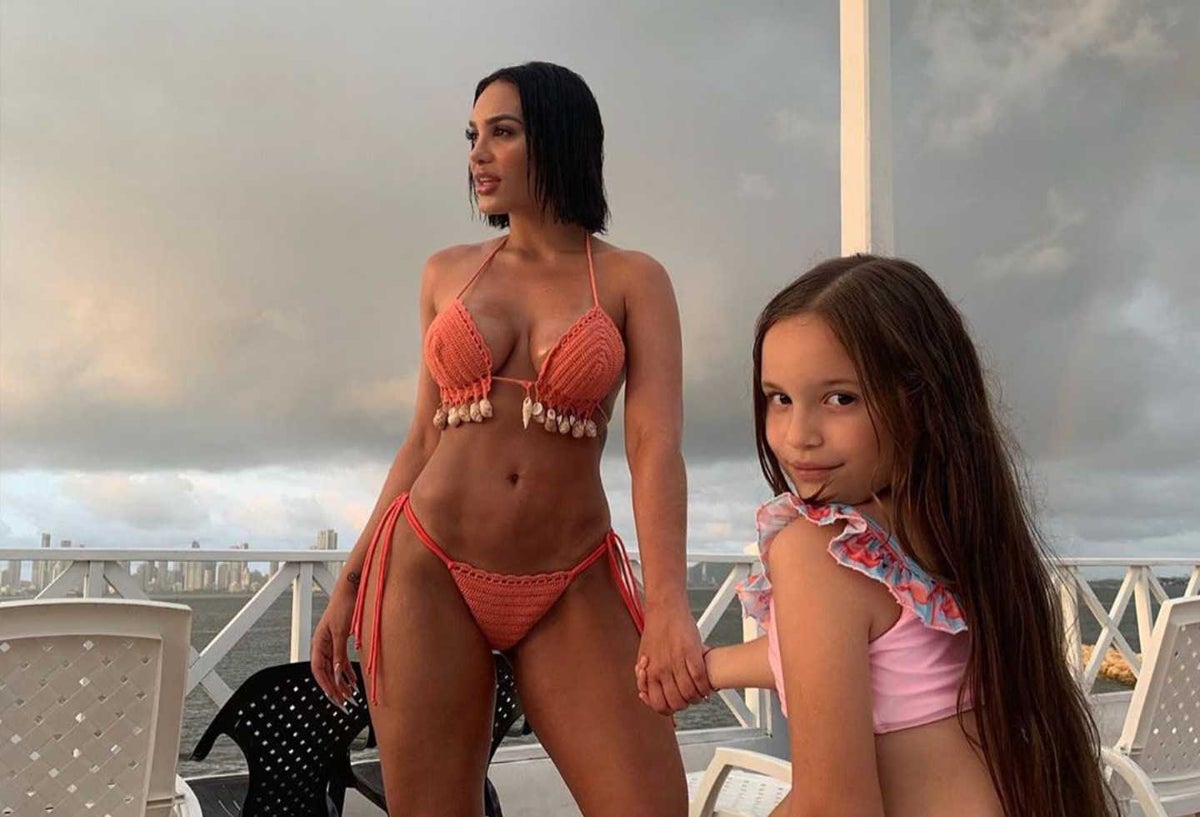 Andrea Valdiri y su hija Isabella