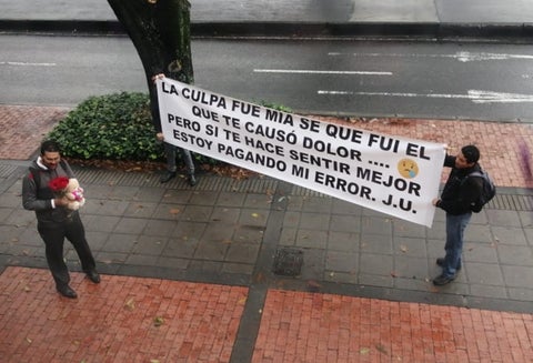 Santiago pidió perdón a María con cartel