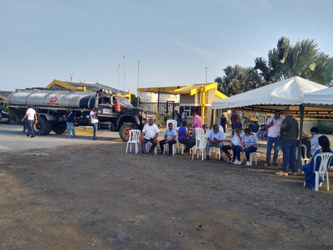 los empresarios bloquearon las plantas distribuidoras y cerraron las estaciones de combustible