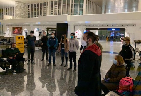 Colombianos repatriados esperando en aeropuerto en Wuhan