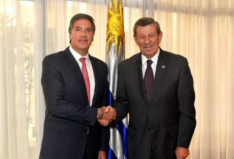 Fernando Sanclemente Alzate saluda al ministro de Relaciones Exteriores del Uruguay, Rodolfo Nin Novoa.