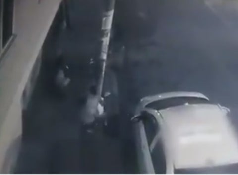 Forcejeo entre una madre y secuestrador