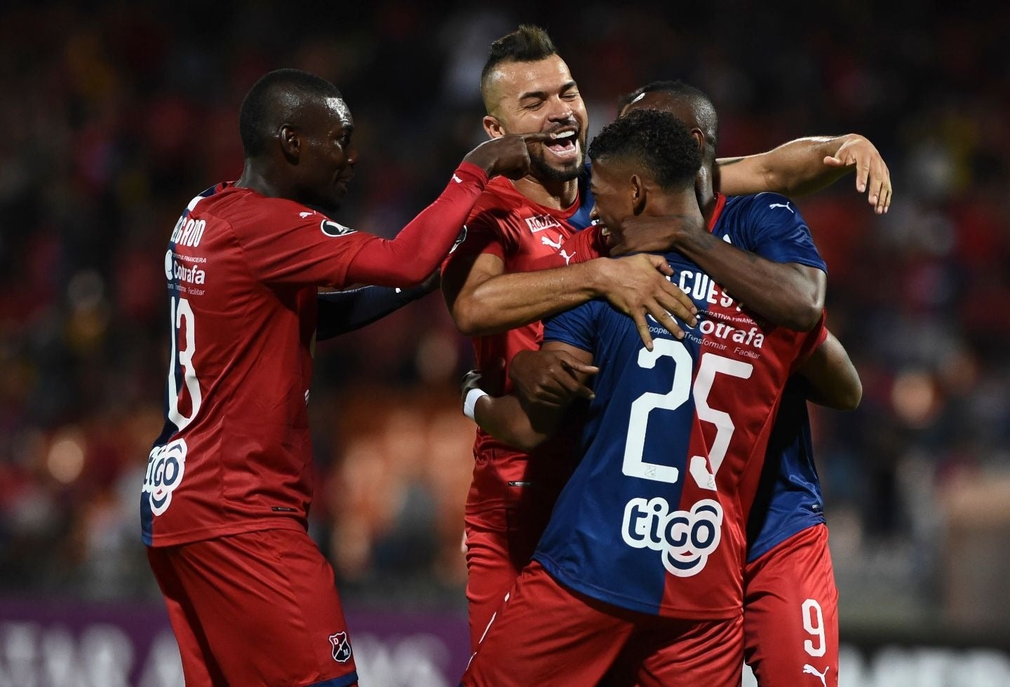 Jugadores del Medellín celebran triunfo sobre Táchira