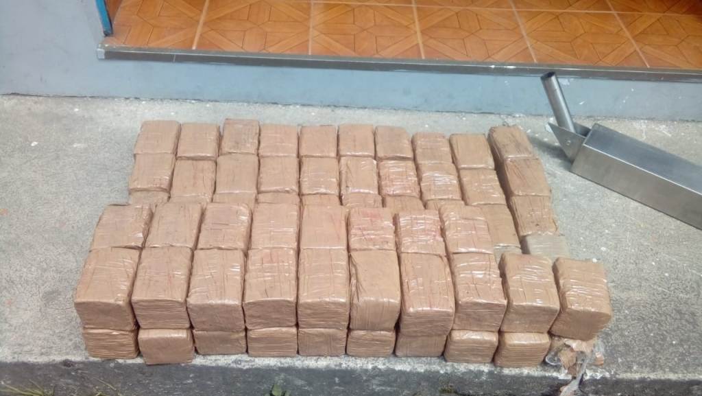 75 kilos de Marihuana fueron encontrados en le vehículo asignado la esquema de protección.