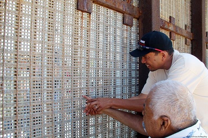 Beso del meñique, Parque de la Amistad, frontera entre México y EE.UU.