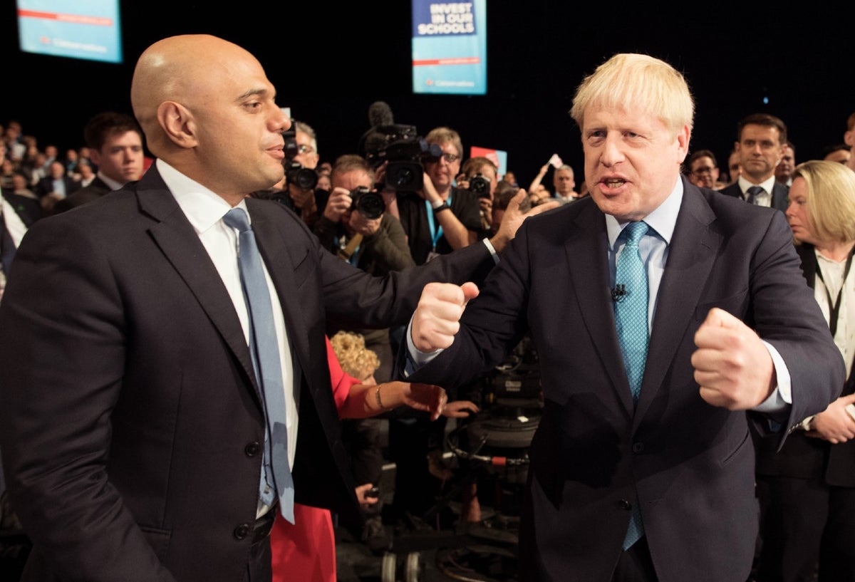 Sajid Javid, ministro británico de Finanzas, junto a Boris Johnson