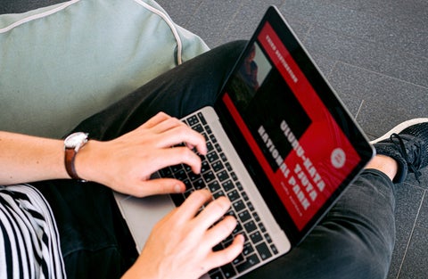 joven usuando de un pc