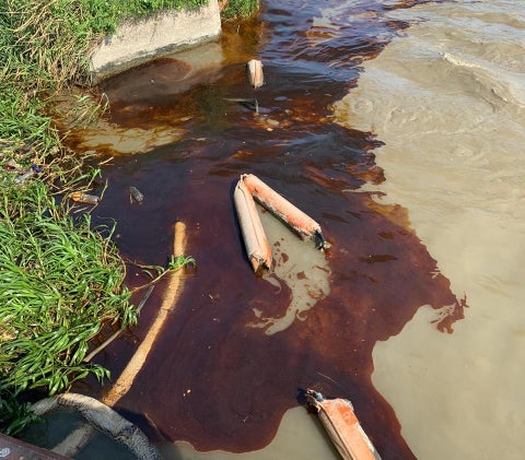 La mancha de aceite está cerca de la bocatoma de la Triple A.