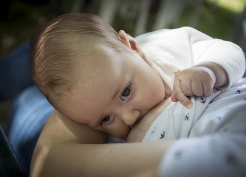 Bebé tomando leche materna