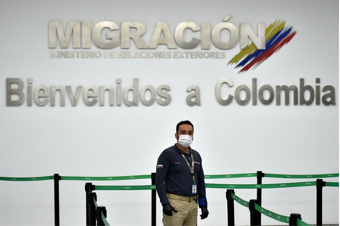 Funcionario de Migración Colombia, en el aeropuerto Eldorado de Bogotá.