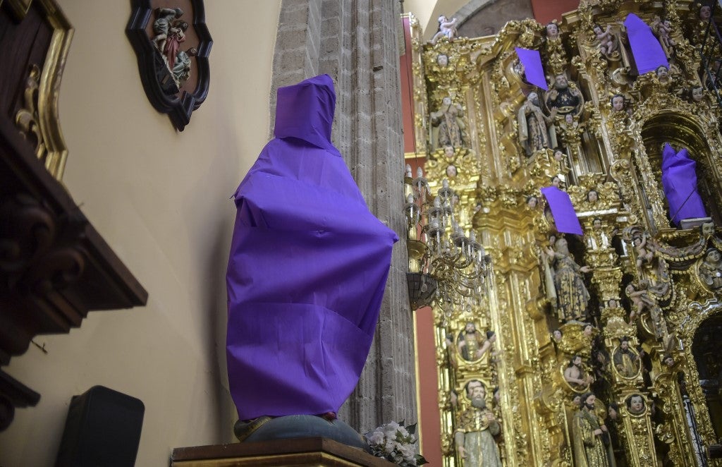 Iglesia cubre figuras femeninas