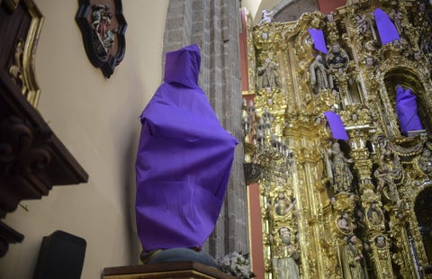 Iglesia cubre figuras femeninas