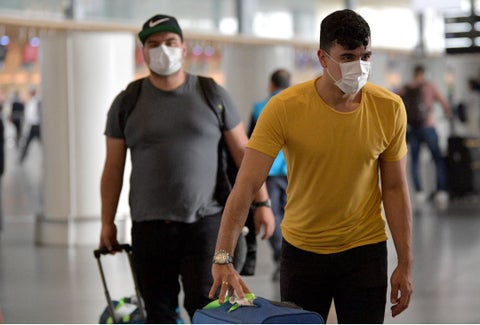Viajeros en Colombia toman medidas ante incremento de casos de coronavirus