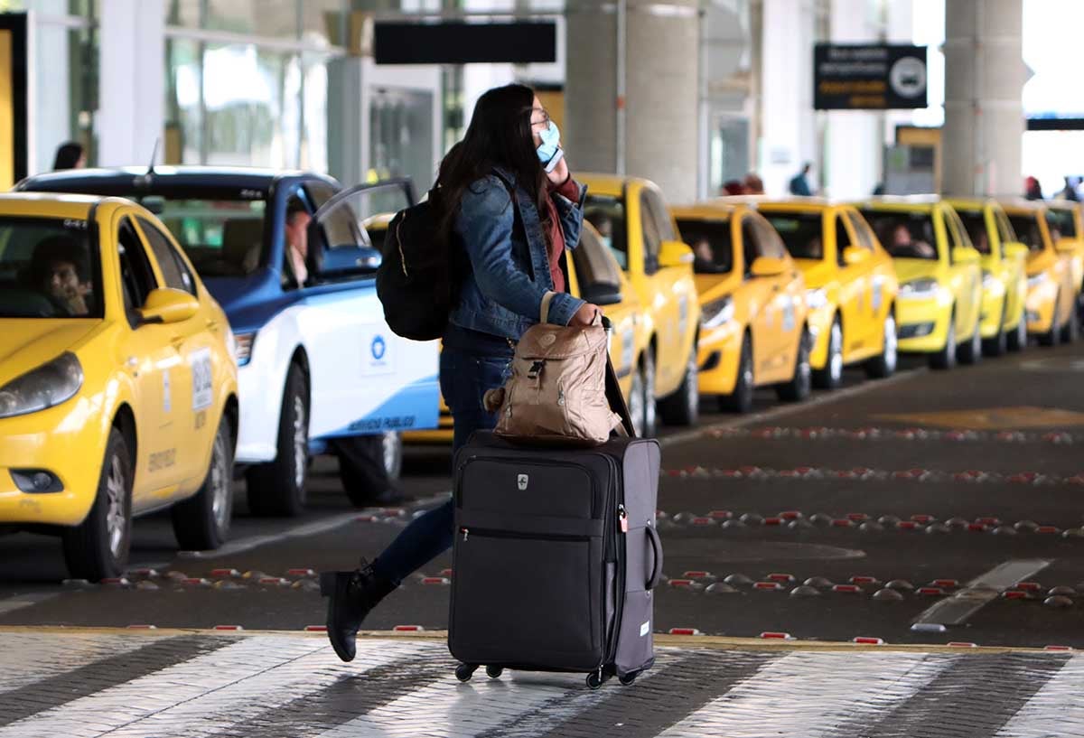 Colombia prohibirá los vuelos internacionales de pasajeros partir del lunes por un período de 30 días