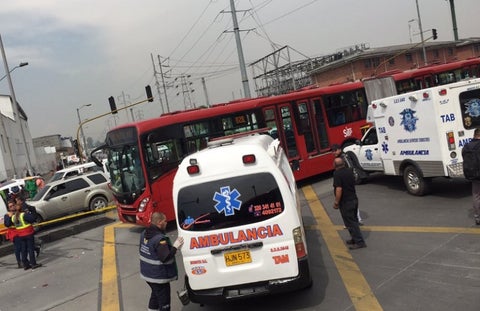 Choque de ambulancia con bus de Transmilenio