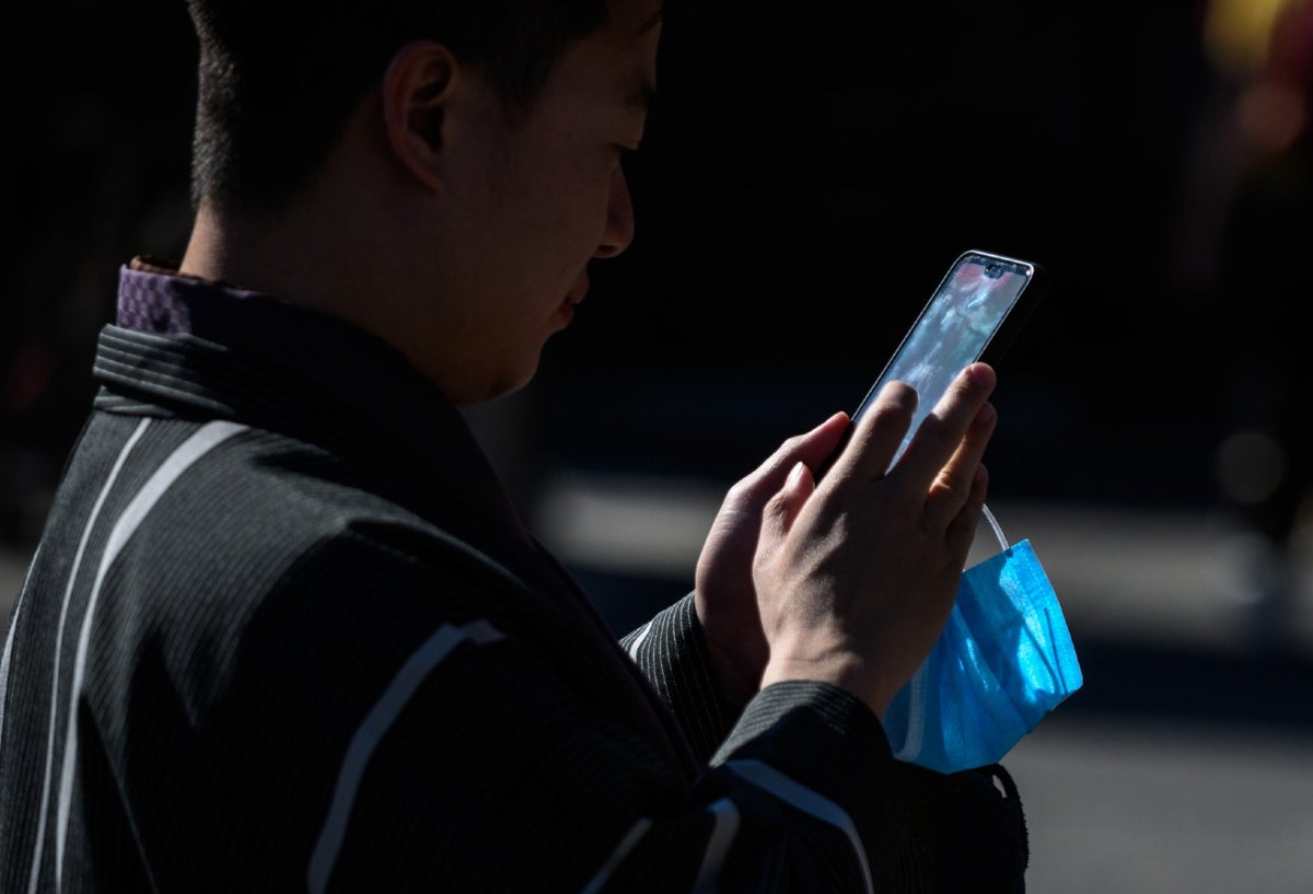 Coronavirus sobrevive varios días en los celulares