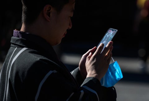 Coronavirus sobrevive varios días en los celulares