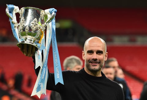 Pep Guardiola alza la Copa de la Liga que logró Manchester City