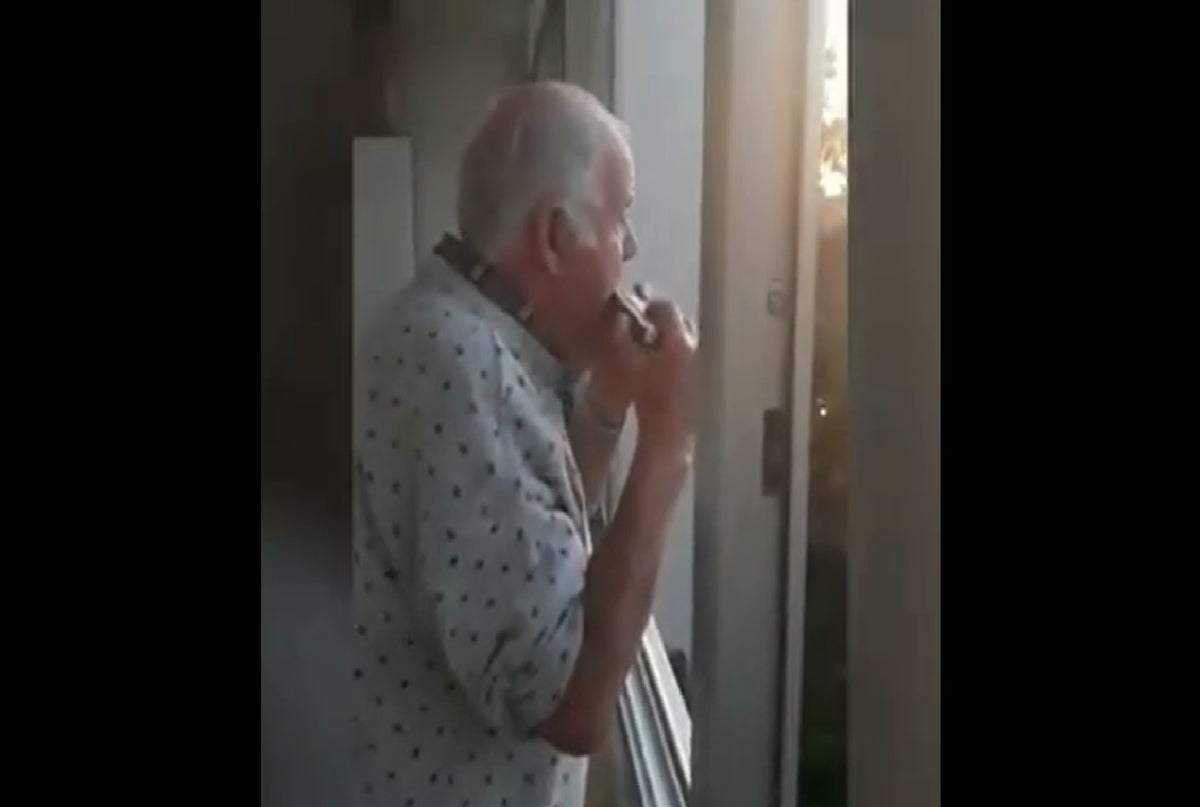 Anciano cree que apluasos en las calles son por él