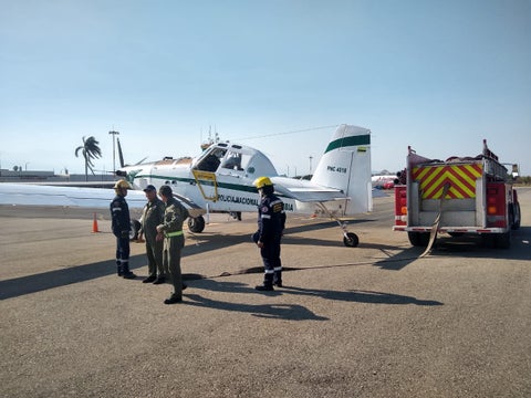 veinte hombres del cuerpo de bomberos y defensa civil apoyan la emergencia