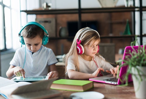 Niños estudiando online