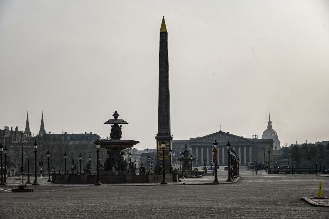 La Plaza de la Concordia totalmente desocupada a causa del coronavirus