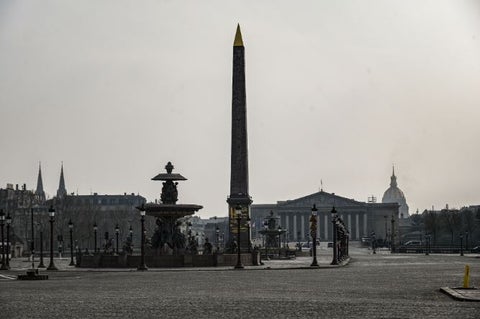 La Plaza de la Concordia totalmente desocupada a causa del coronavirus