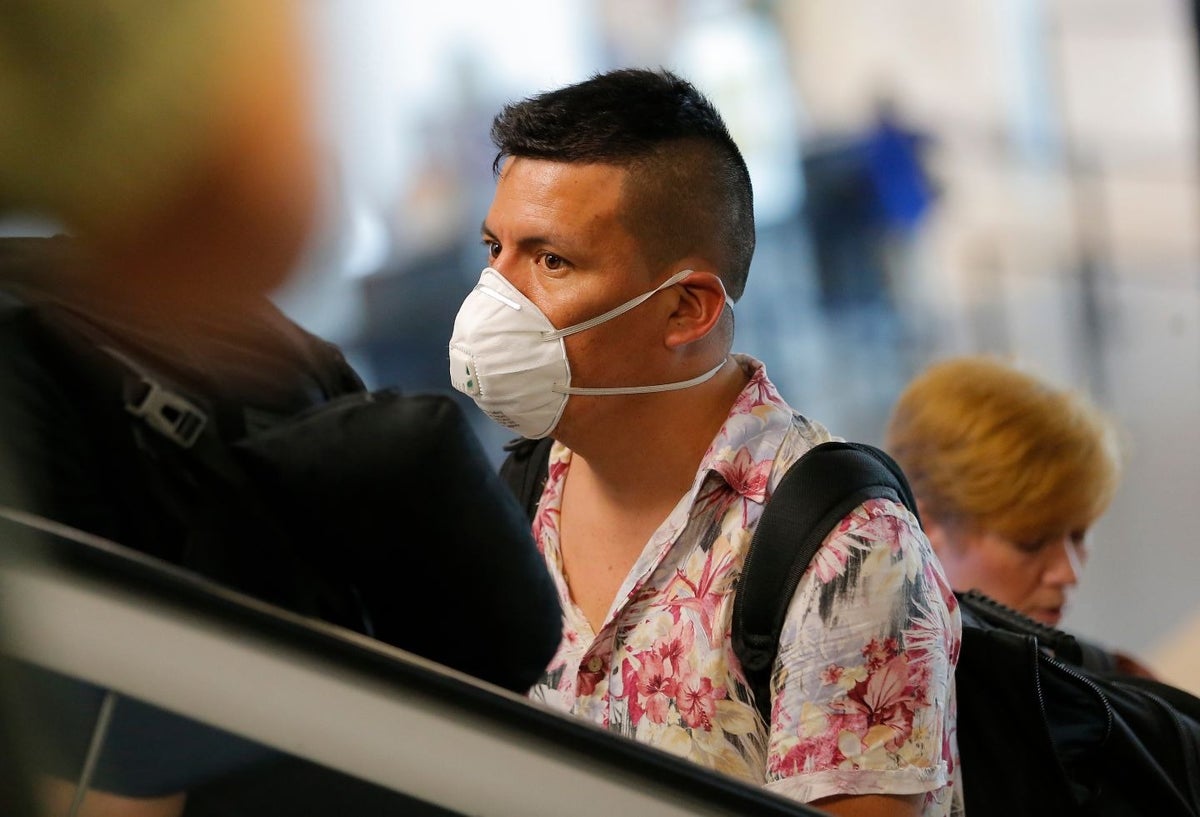 Un hombre usa un tapabocas en aeropuerto