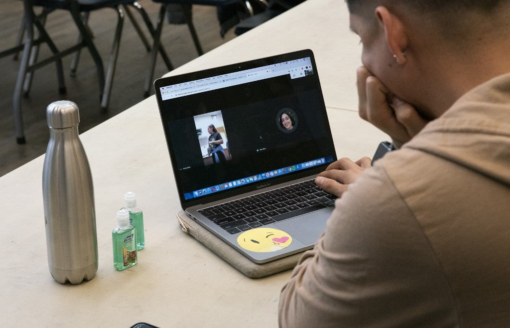 Usuario mantiene una videoconferencia