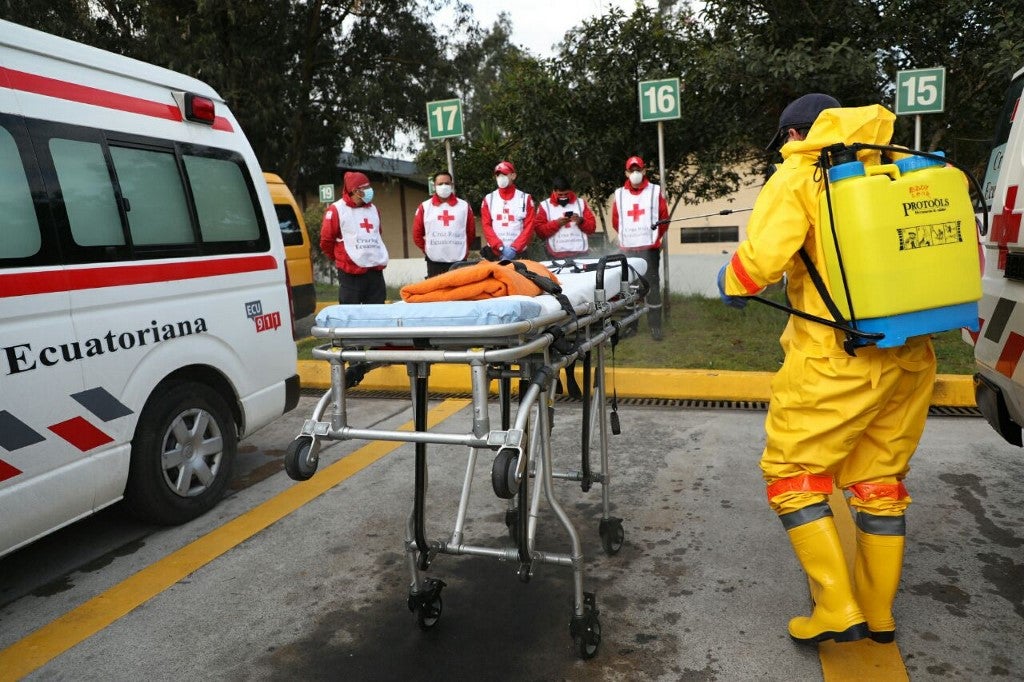 Trabajadores de la salud atienden coronavirus en Ecuador